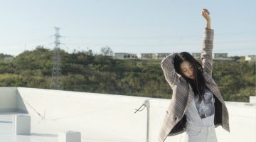 Erika刘艾立《哪边凉快哪边待》MV首播 歌曲邀狮子合唱团邹强量身打造