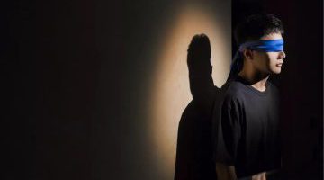 李荣浩《耳朵》：借大神的耳朵，听一场烟火气的凡人歌