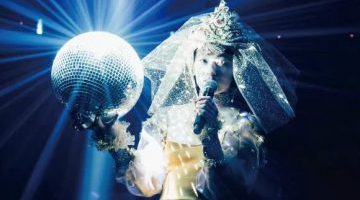 从演出舞台滚入大海！？她的舞台现场永远惊喜不重复！