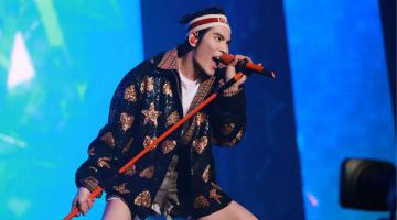 萧敬腾巡演深圳开唱 不畏伤痛敬业演出