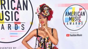 Cardi B竟然在AMAs颁奖典礼上开心到表演相声？